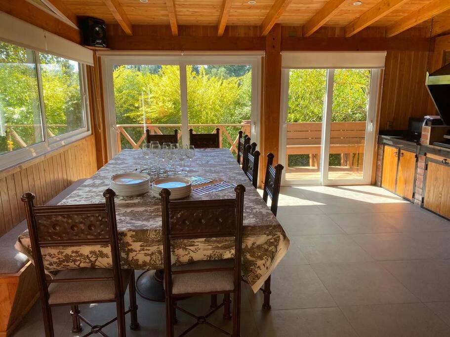 Casa de ensueño con piscina, quincho y acceso lago