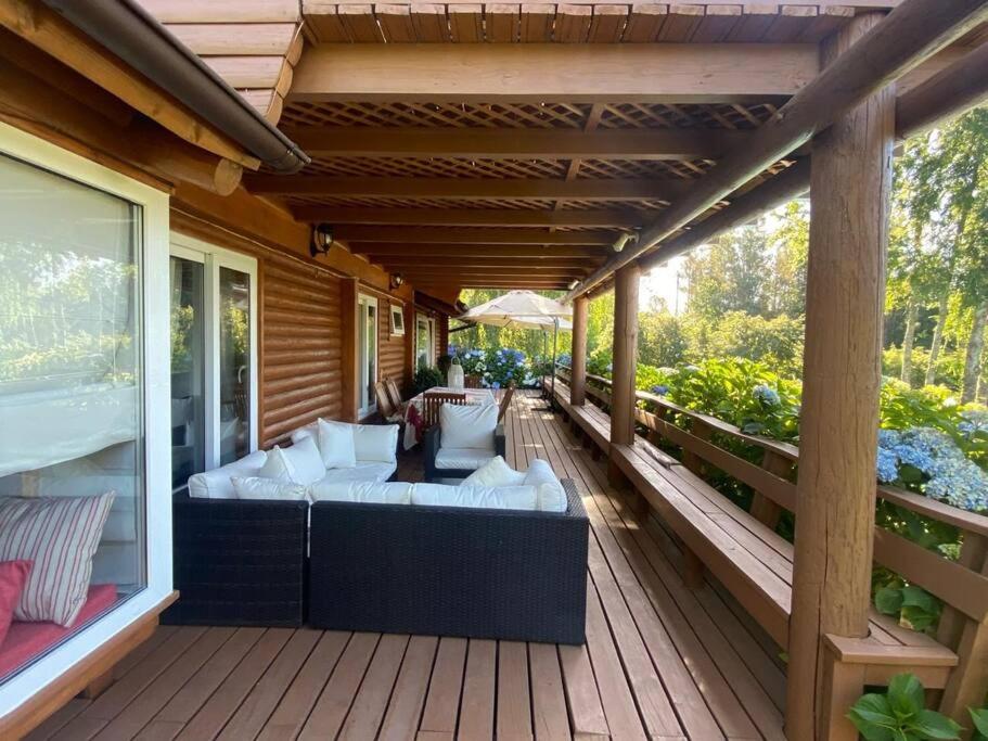Casa de ensueño con piscina, quincho y acceso lago