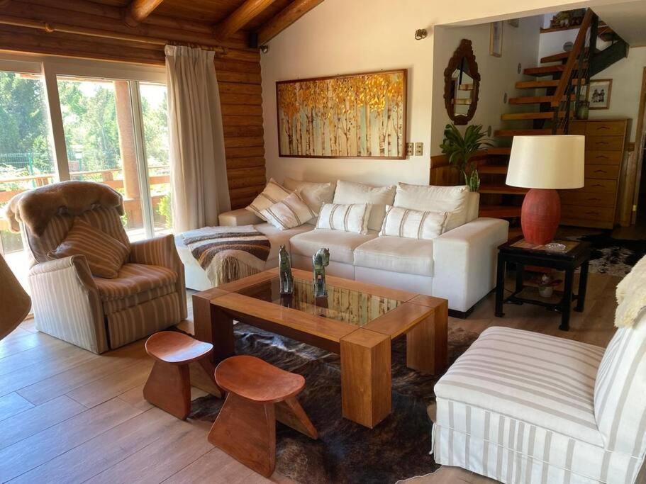 Casa de ensueño con piscina, quincho y acceso lago