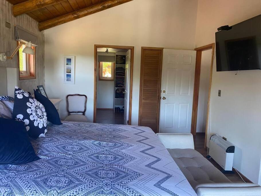 Casa de ensueño con piscina, quincho y acceso lago