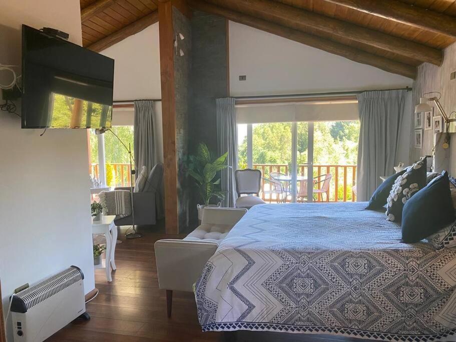 Casa de ensueño con piscina, quincho y acceso lago