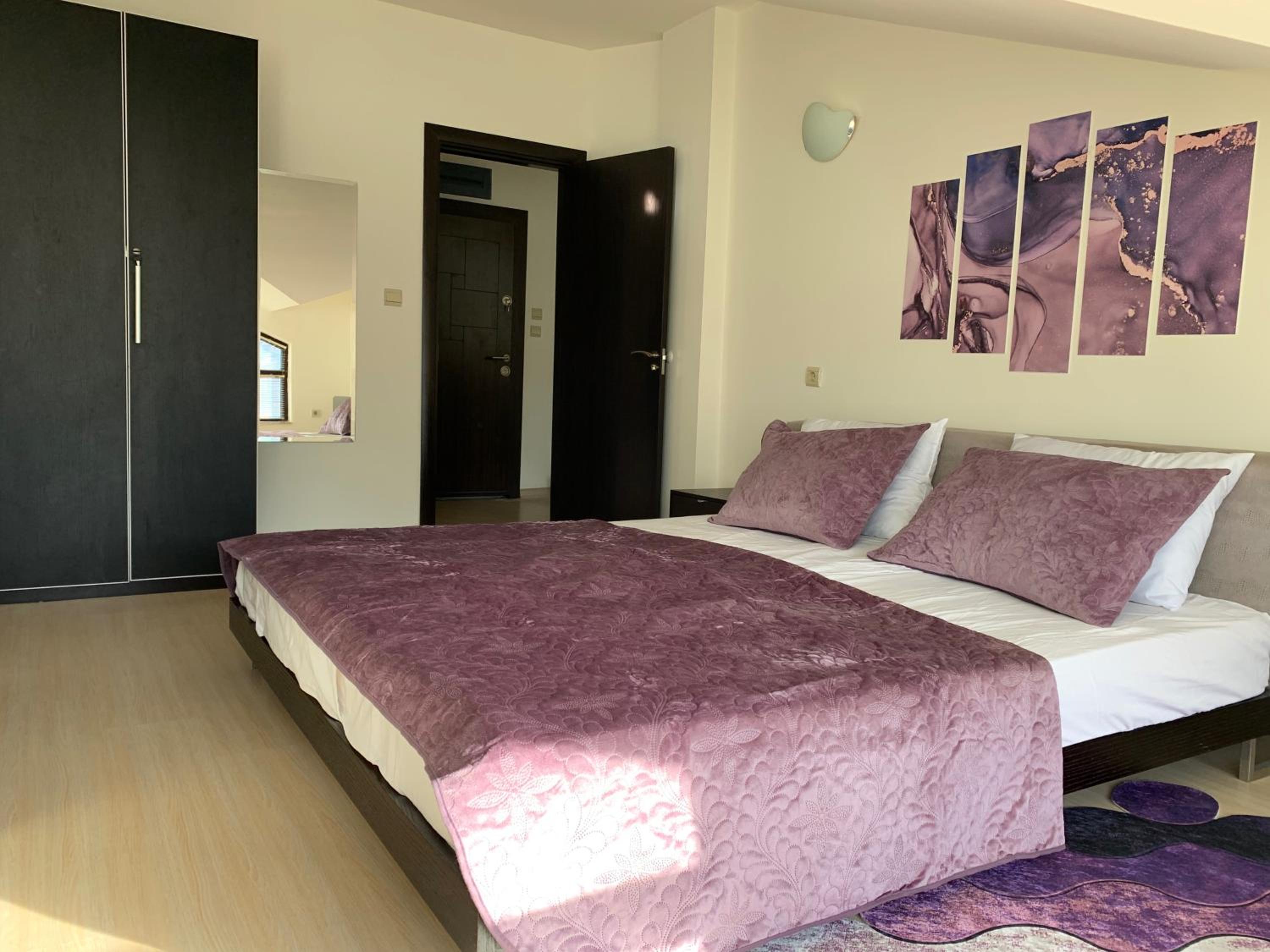 Central Art Apartment in Bansko with Mountain View