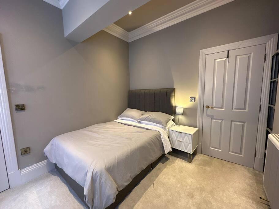 Stunning 2-bedroom Apartment in Manchester Centre view 3