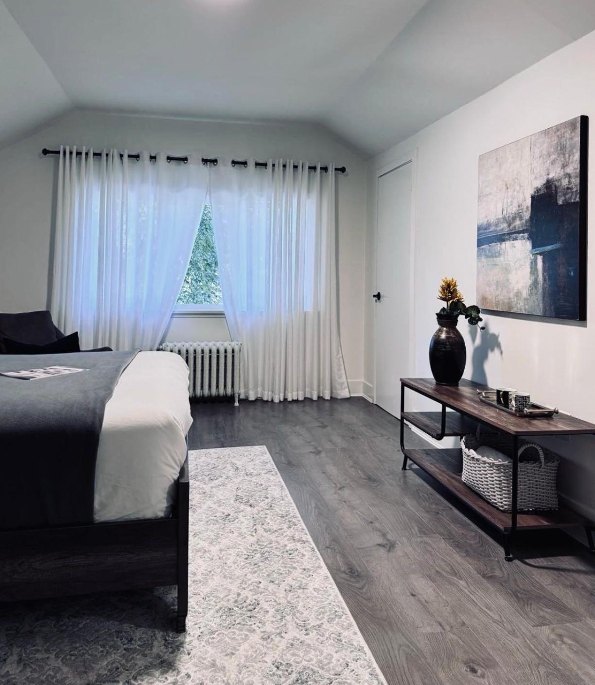 Deluxe Queen Room Private Ensuite Vancouver West