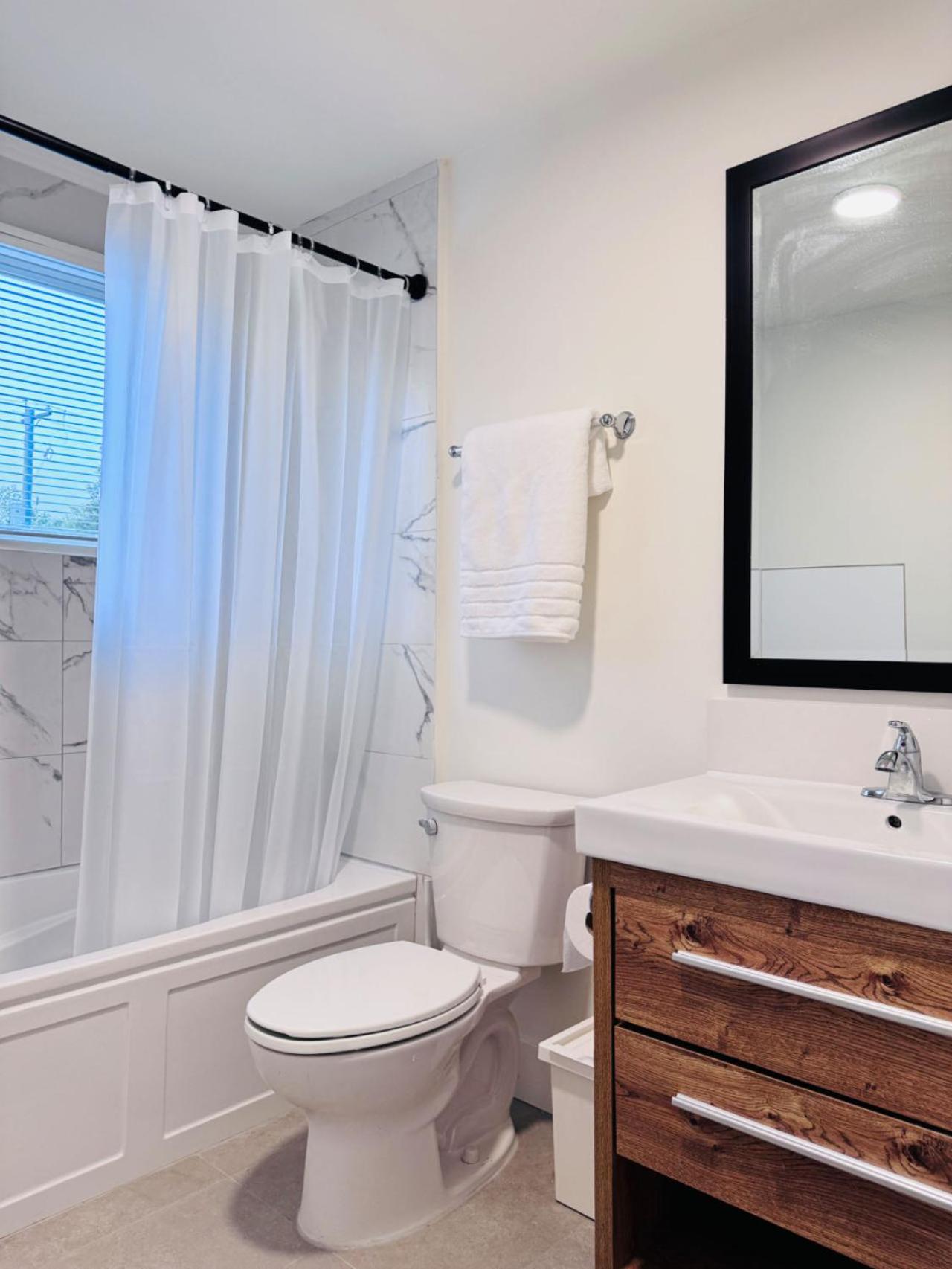 Deluxe Queen Room Private Ensuite Vancouver West