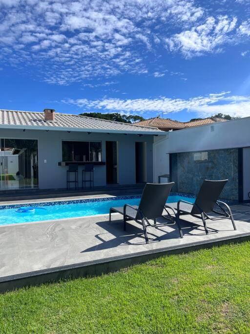 Casa com piscina em Florestal