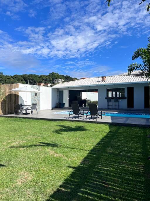 Casa com piscina em Florestal
