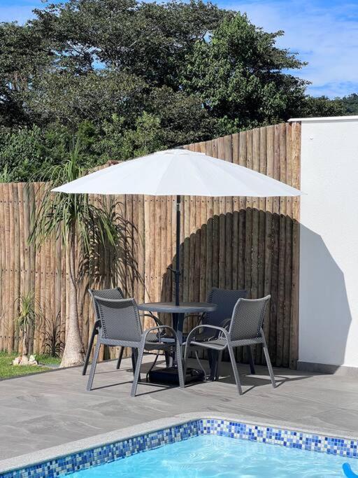 Casa com piscina em Florestal