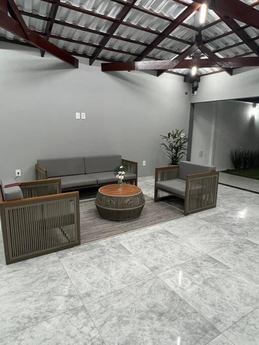 Casa com piscina em Florestal