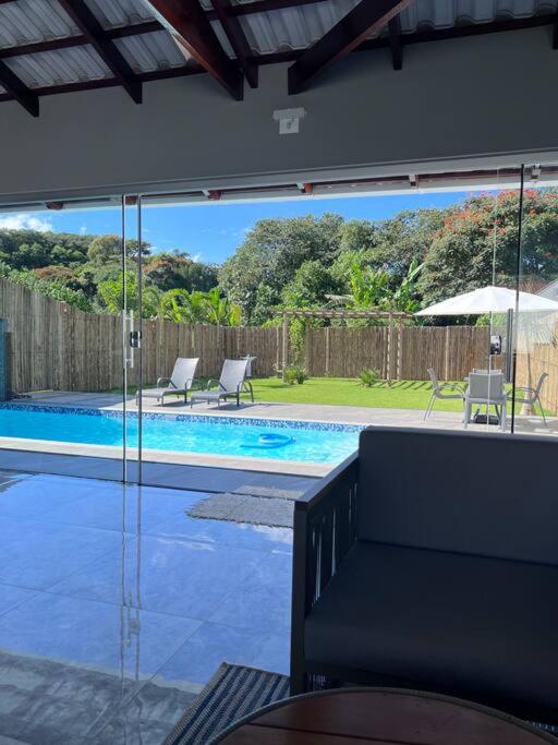 Casa com piscina em Florestal