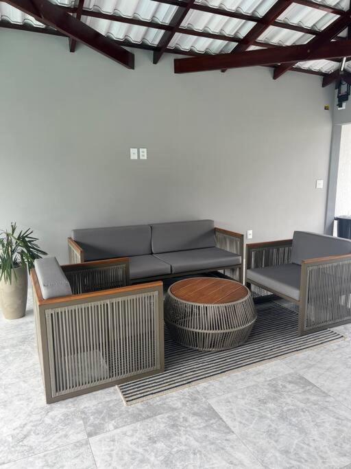 Casa com piscina em Florestal