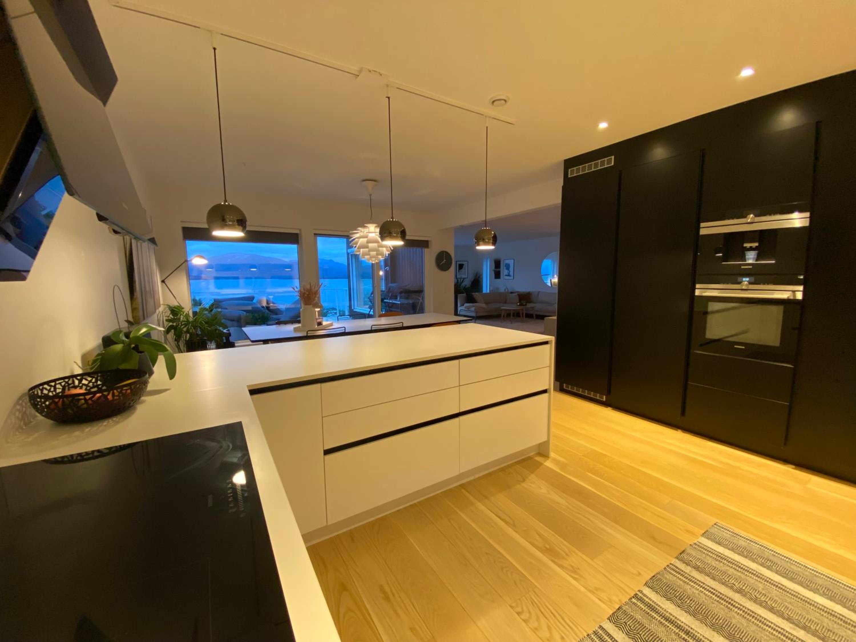 Arctic Home- With spectacular view view 5