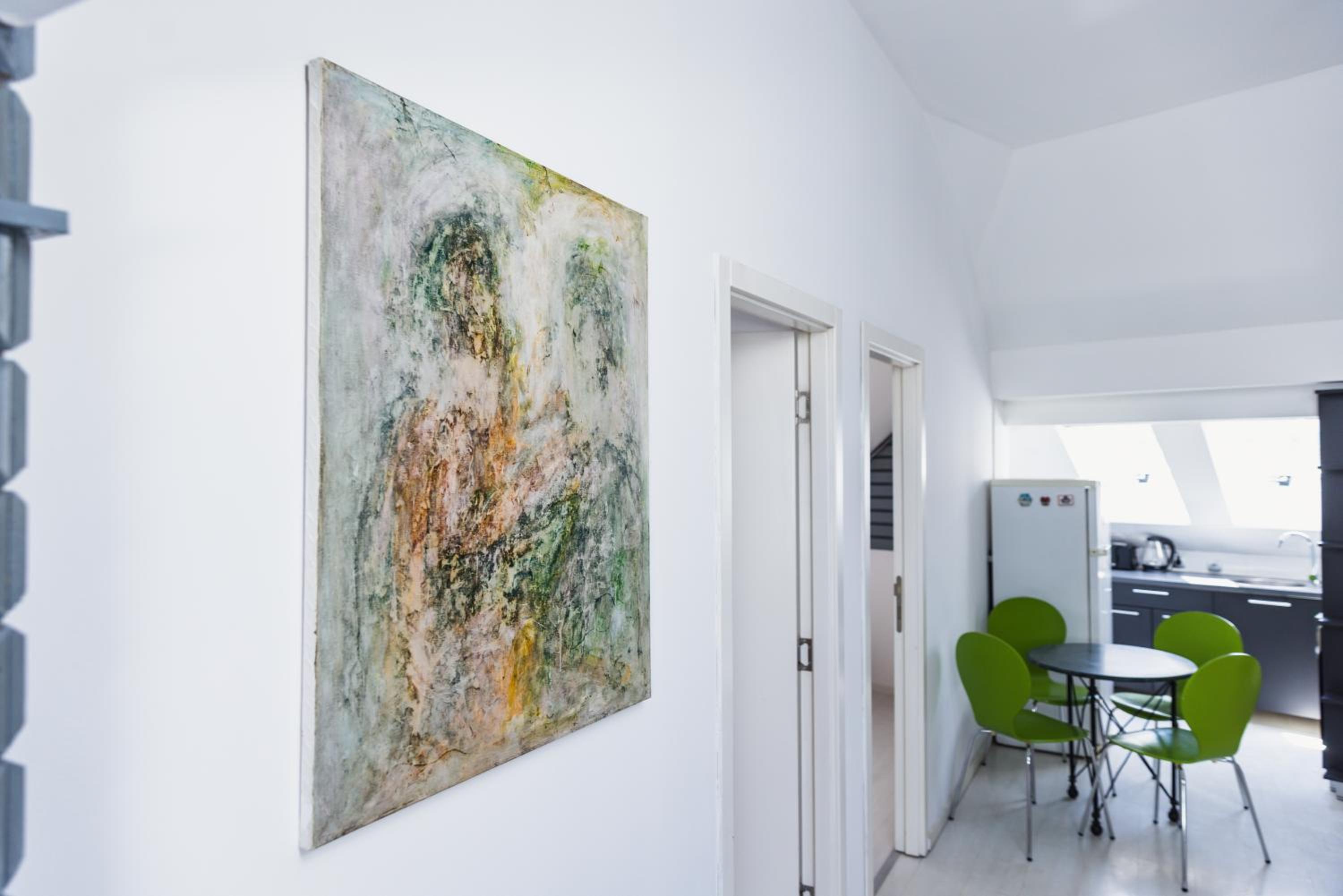 SAT modern 2-bedroom loft in city center view 3