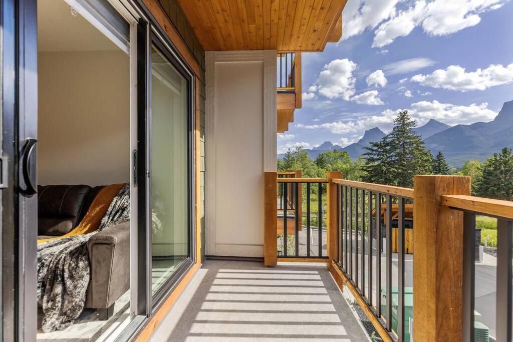 Golden Ridge - 2 Bedroom plus Den