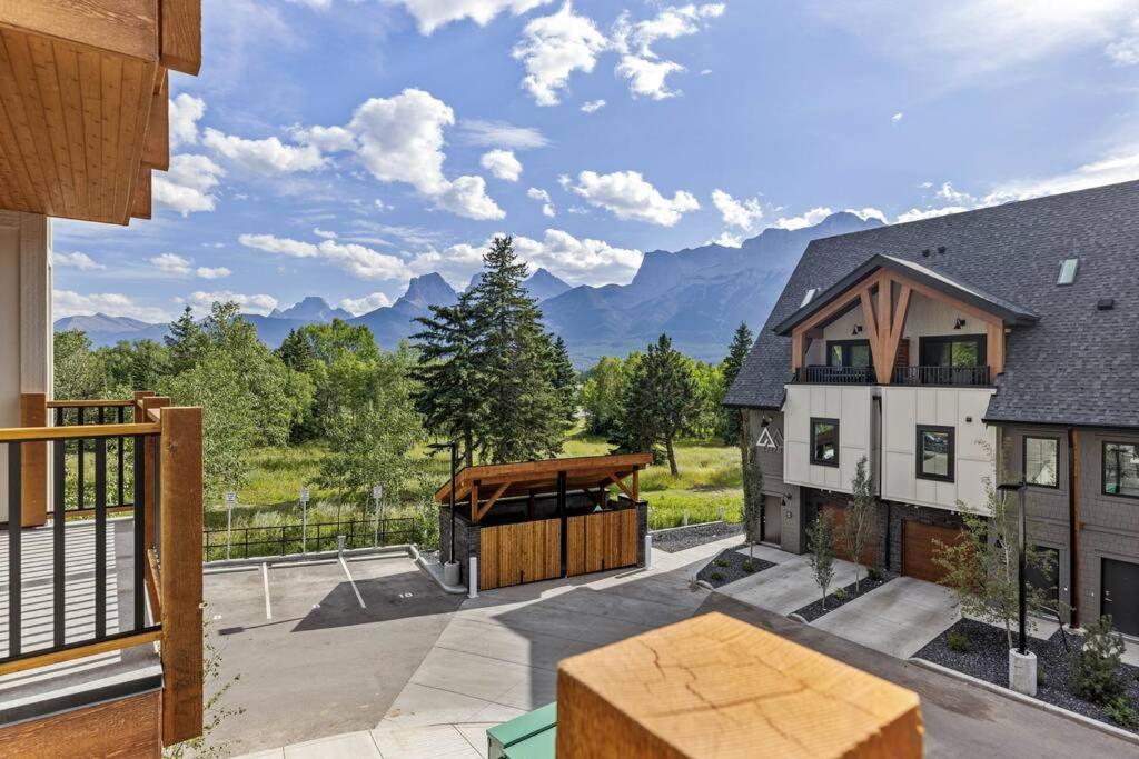 Golden Ridge - 2 Bedroom plus Den