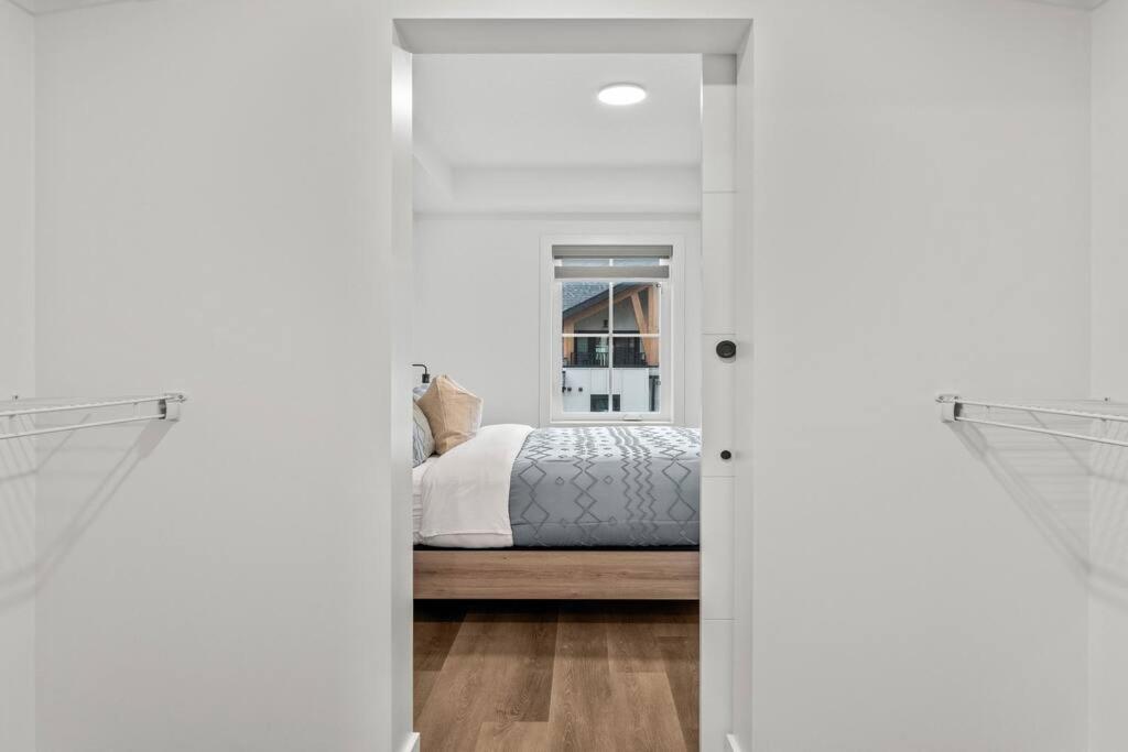 Golden Ridge - 2 Bedroom plus Den