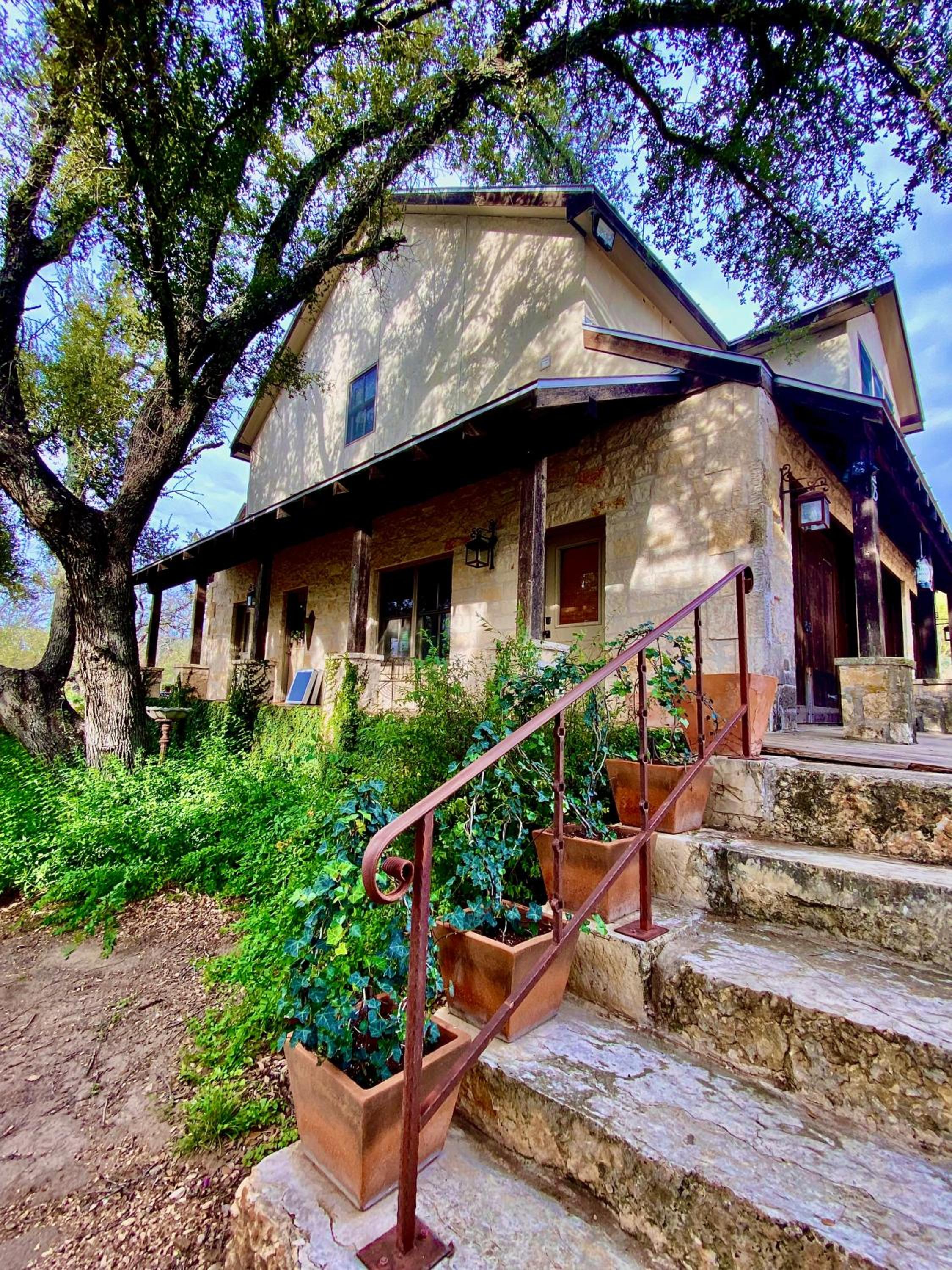 V700 Ranch Stays (Guesthouse)-A Tucked Away Gem