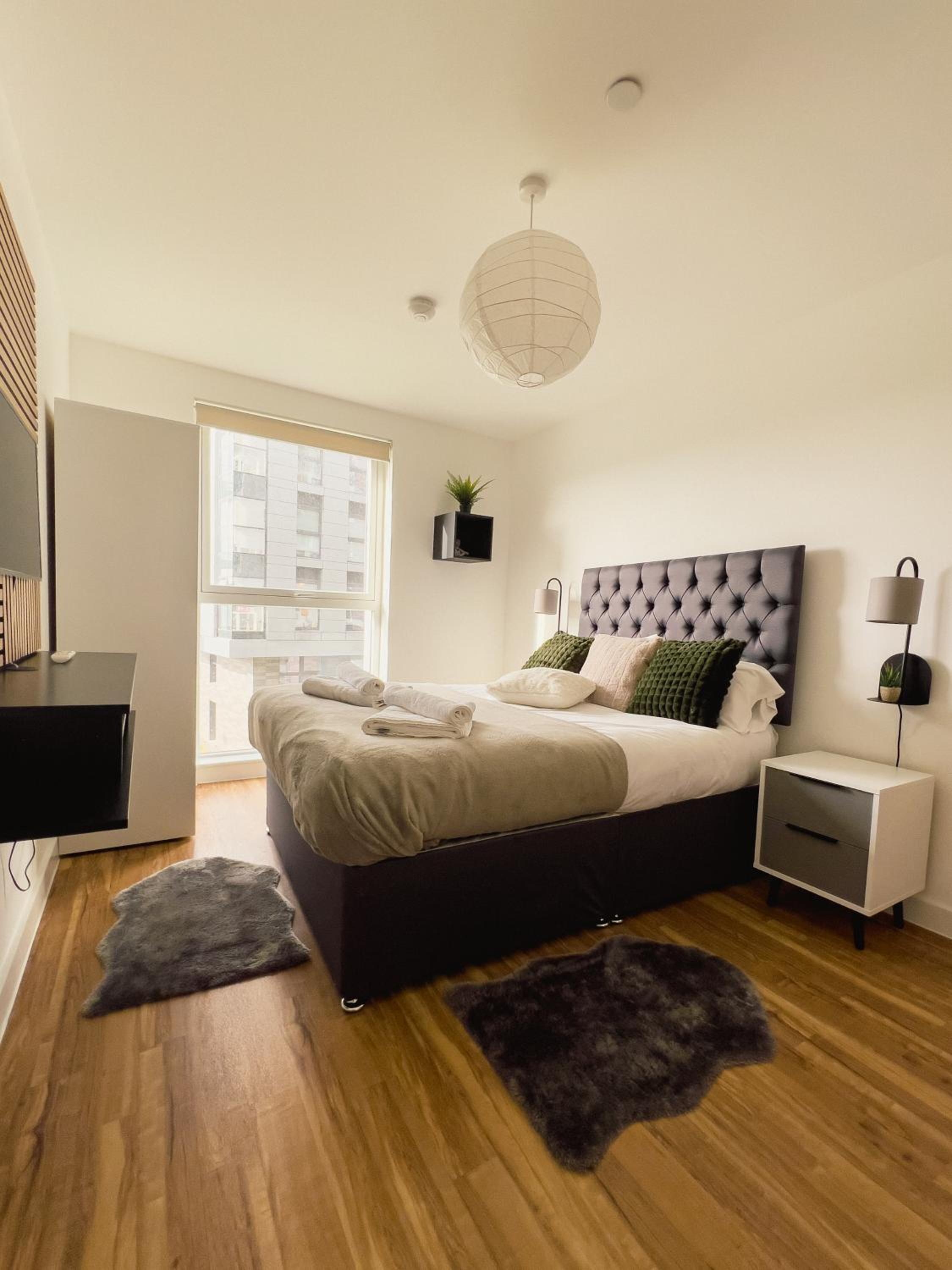 Manchester's Luxurious 3-Bed Haven with Balcony - Canal Views & Proximity to Manchester United view 5