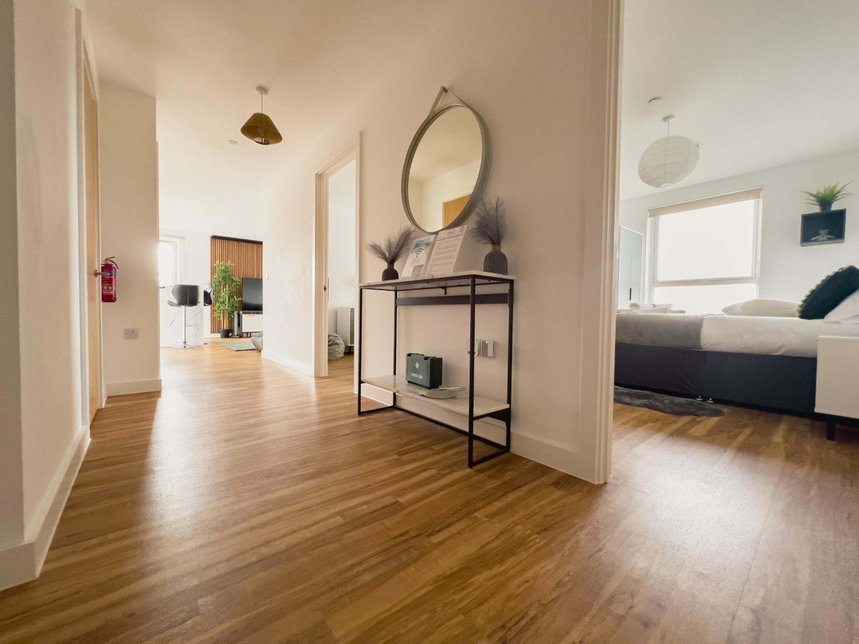 Manchester's Luxurious 3-Bed Haven with Balcony - Canal Views & Proximity to Manchester United view 4