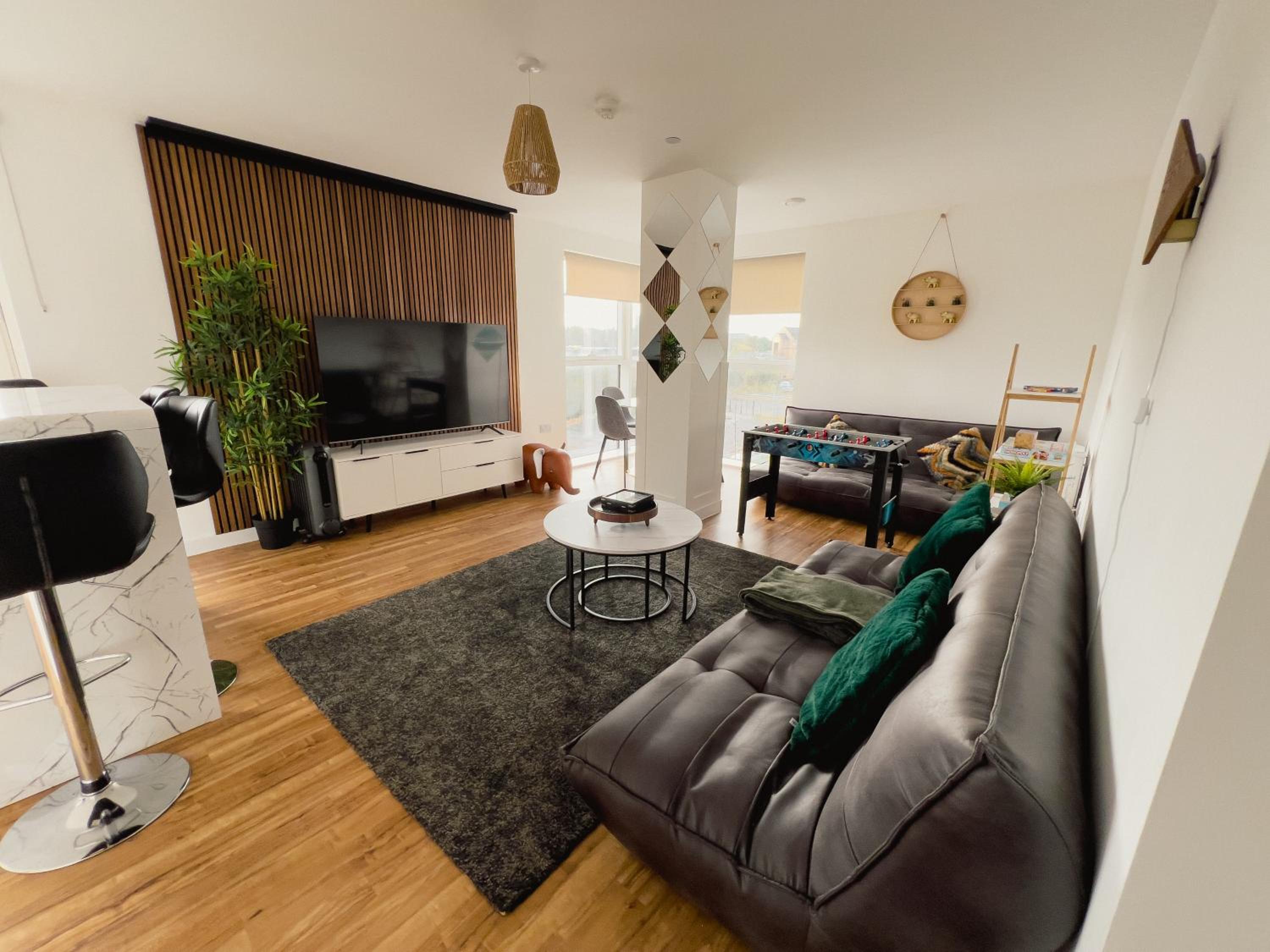 Manchester's Luxurious 3-Bed Haven with Balcony - Canal Views & Proximity to Manchester United view 3