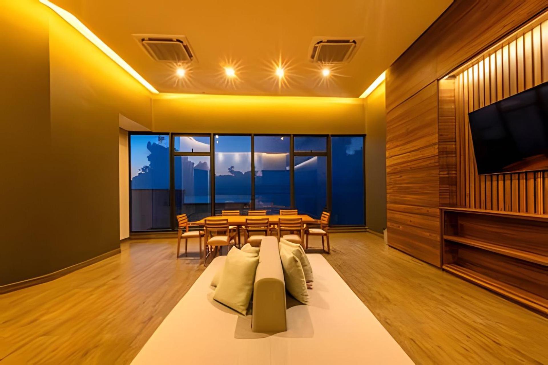 NEW with impressive lagoon view 21st floor