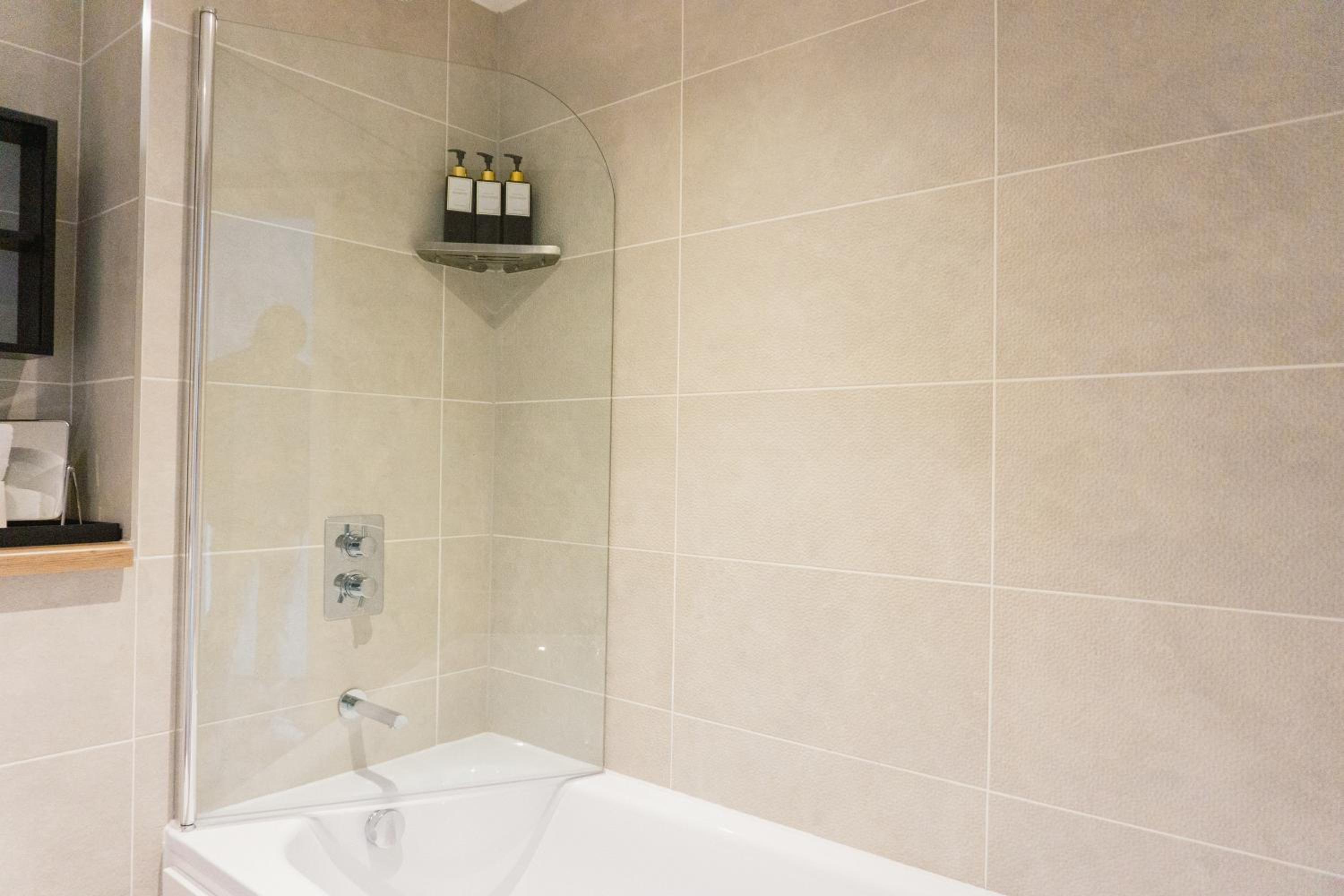 Manchester's Luxurious 3-Bed Haven with Balcony - Canal Views & Proximity to Manchester United view 2