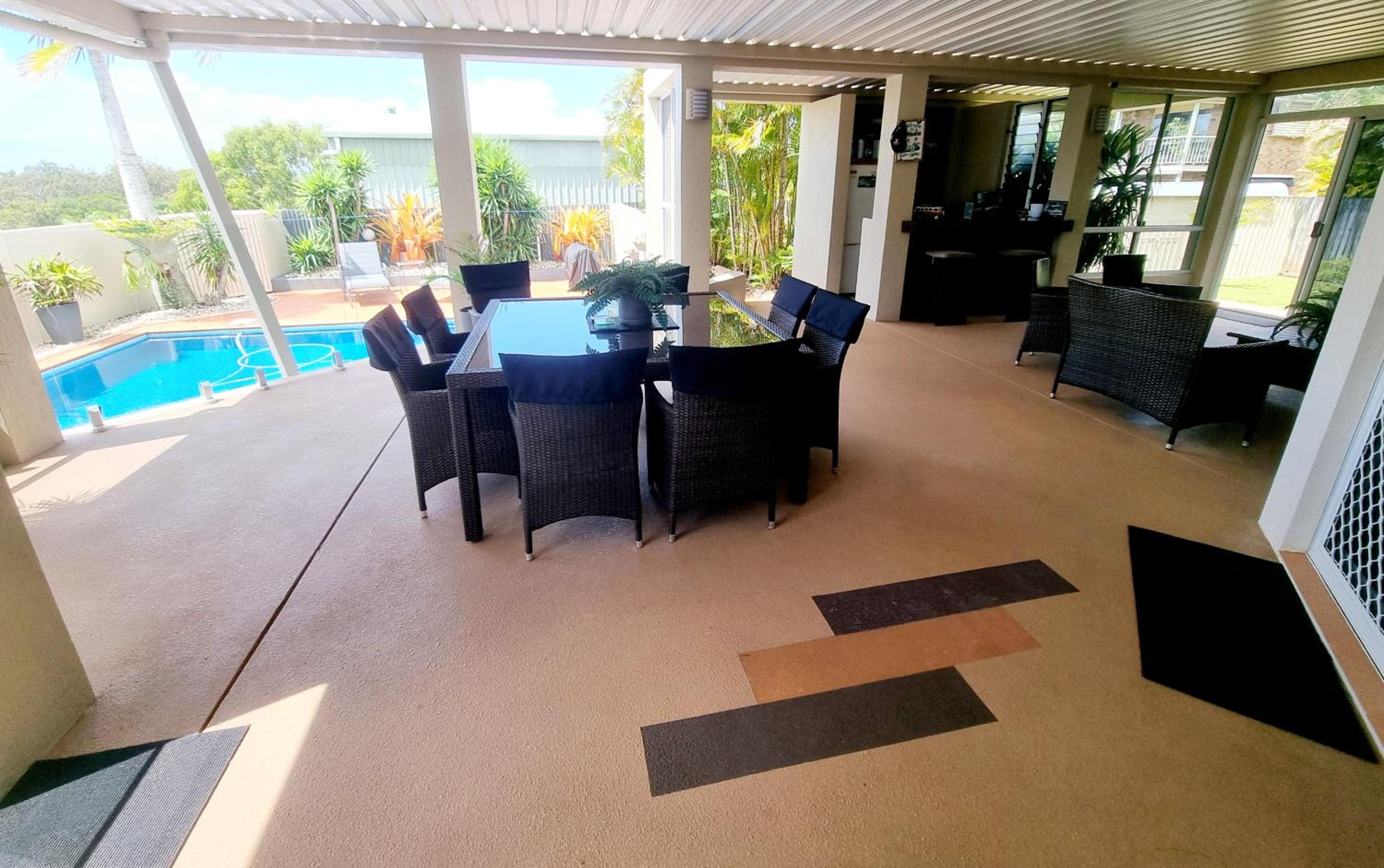 Tranquil Getaway With Pool, Outdoor Kitchen and Bar