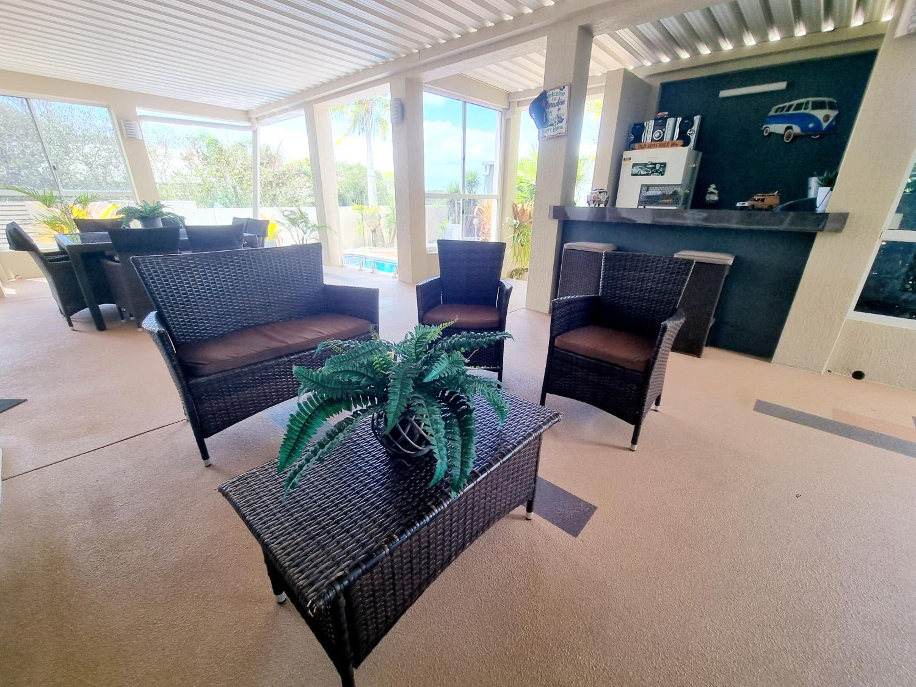 Tranquil Getaway With Pool, Outdoor Kitchen and Bar