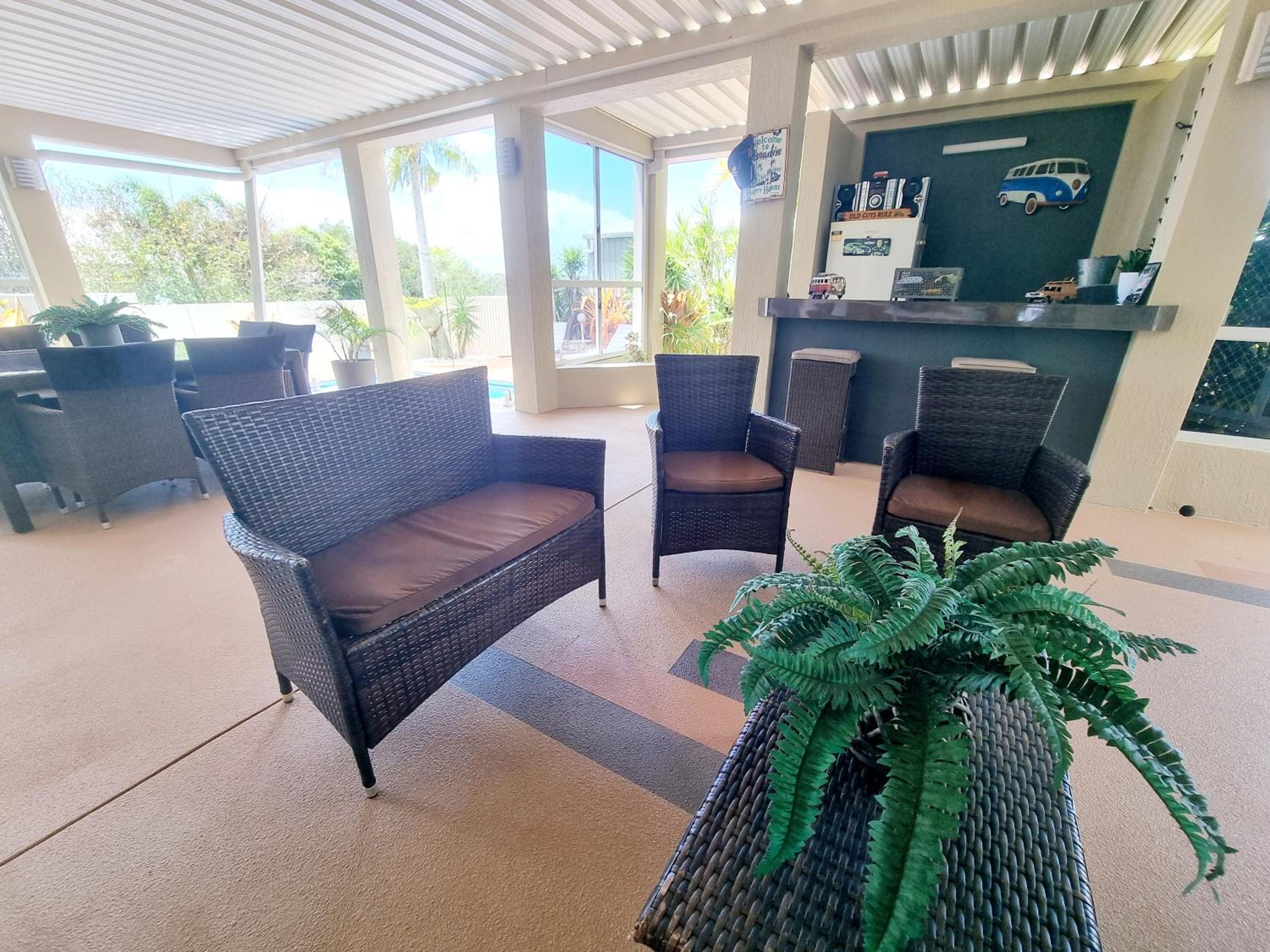Tranquil Getaway With Pool, Outdoor Kitchen and Bar