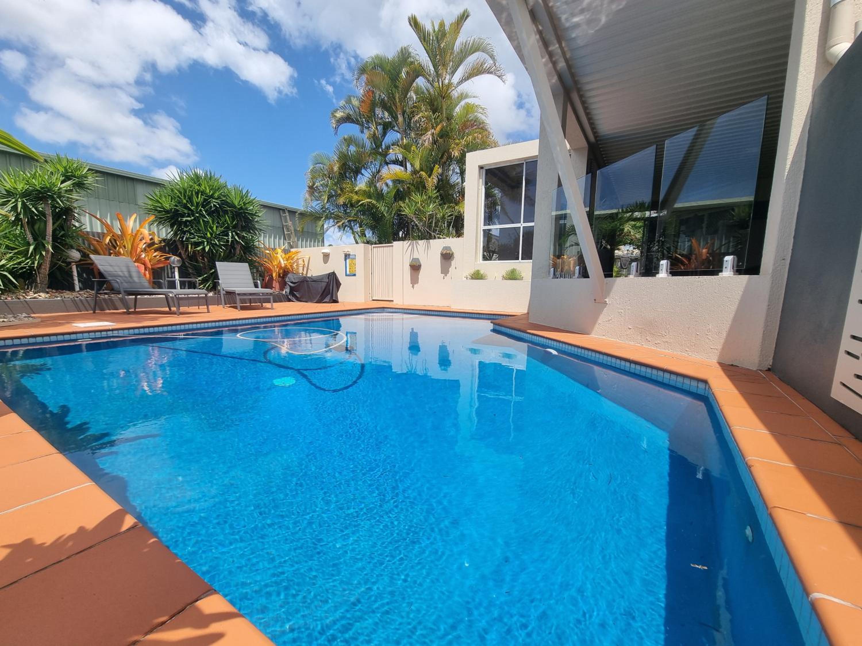Tranquil Getaway With Pool, Outdoor Kitchen and Bar