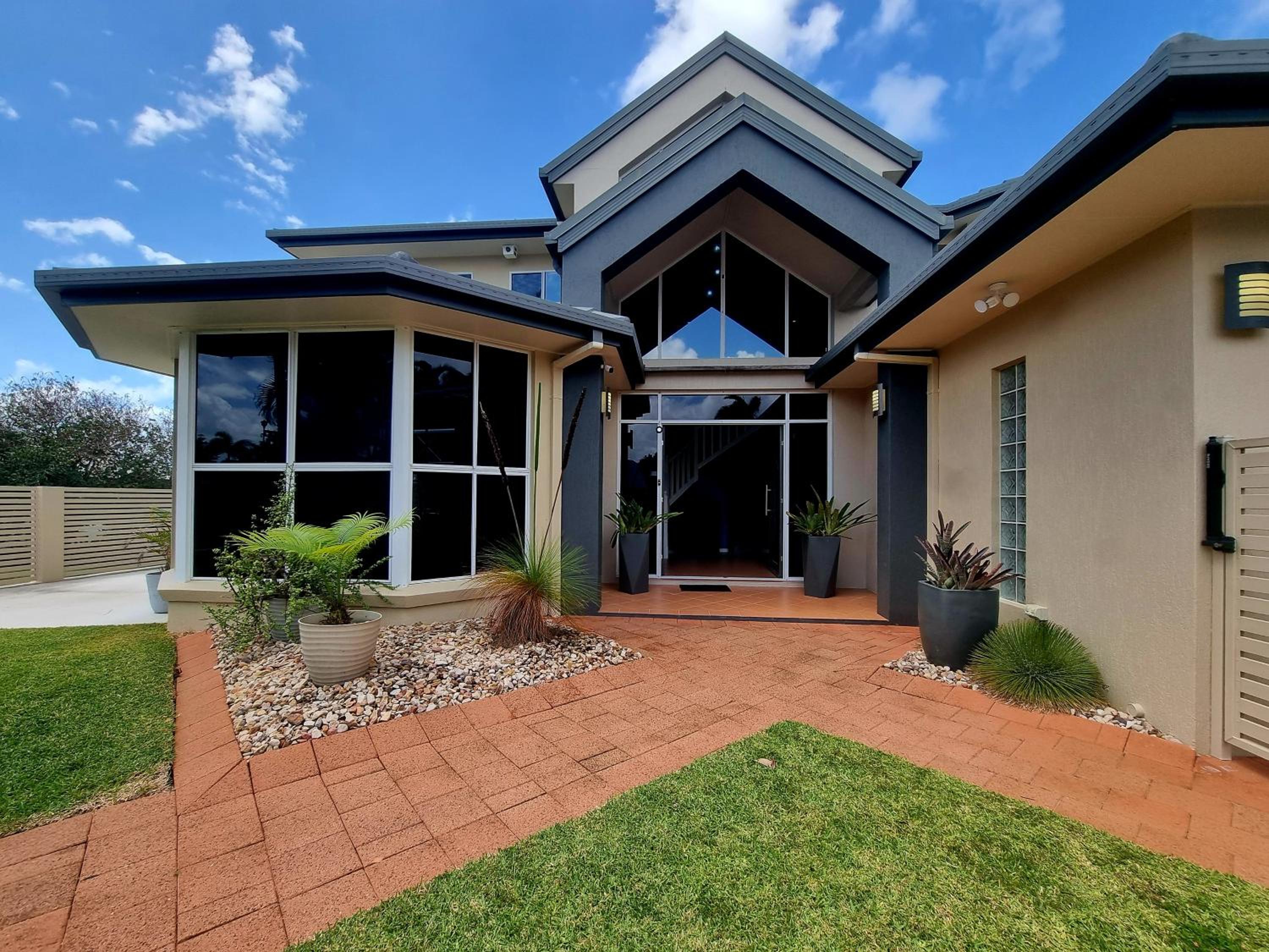 Tranquil Getaway With Pool, Outdoor Kitchen and Bar