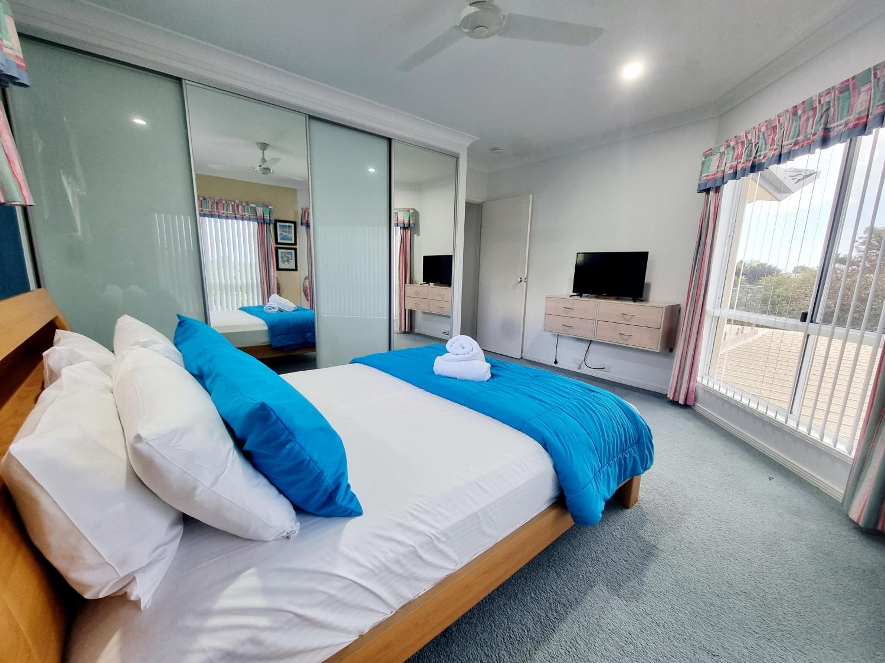 Tranquil Getaway With Pool, Outdoor Kitchen and Bar