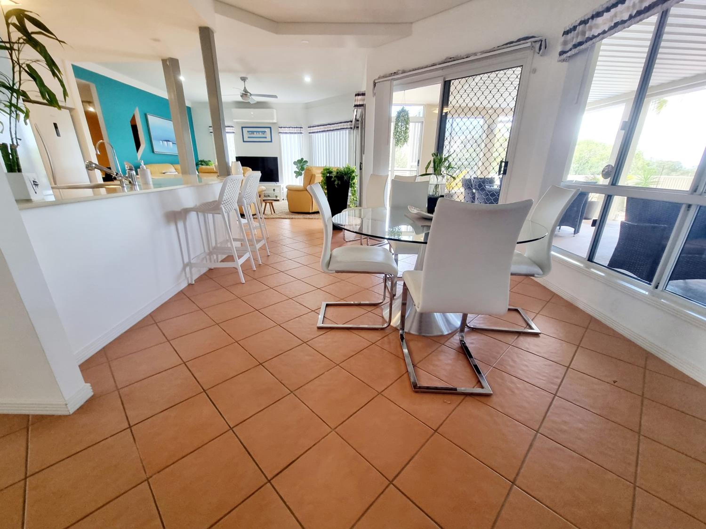 Tranquil Getaway With Pool, Outdoor Kitchen and Bar