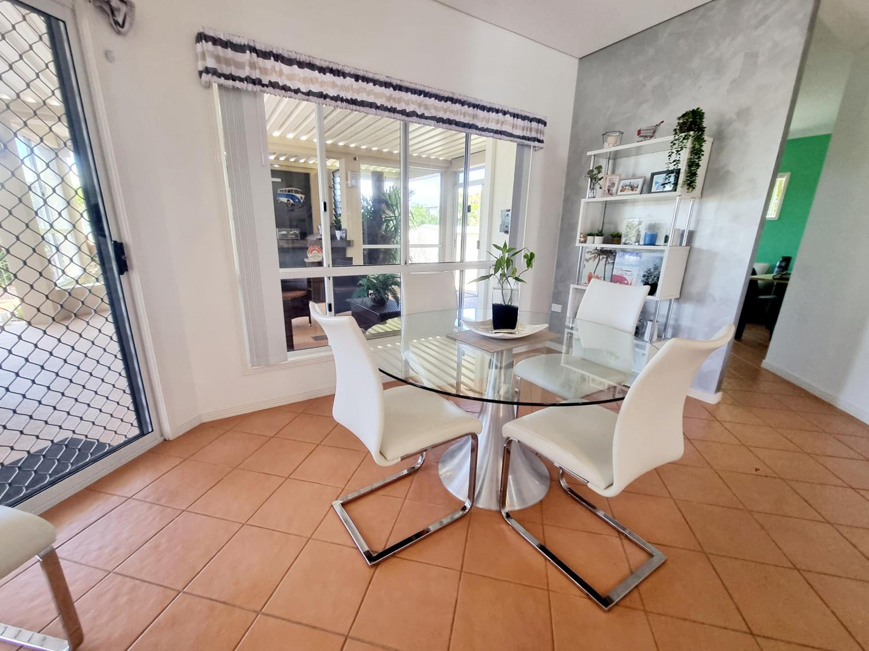 Tranquil Getaway With Pool, Outdoor Kitchen and Bar