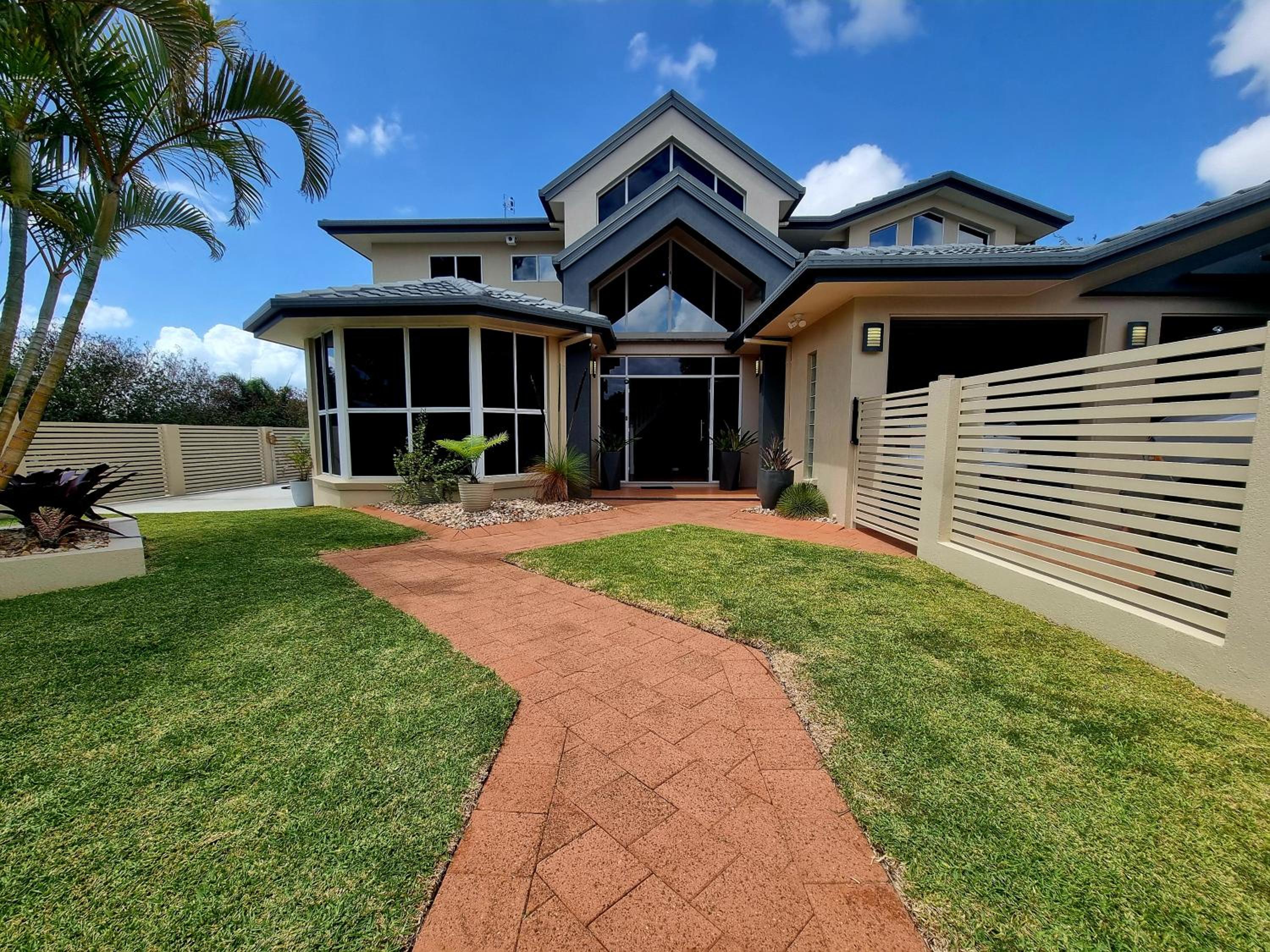 Tranquil Getaway With Pool, Outdoor Kitchen and Bar