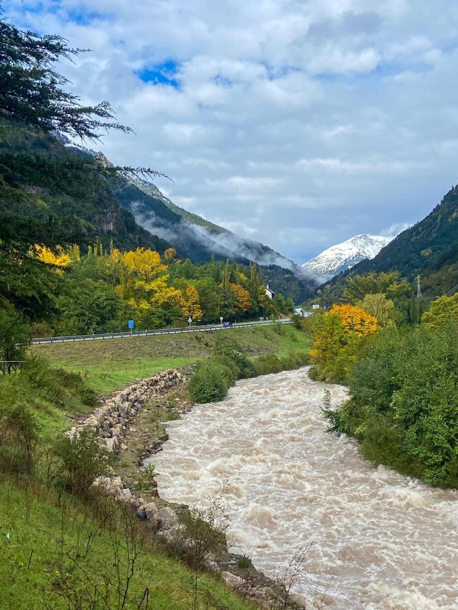 CALMFRANC ático abuhardillado con vistas al río y la montaña Avistamiento de ciervos en Canfranc Pueblo