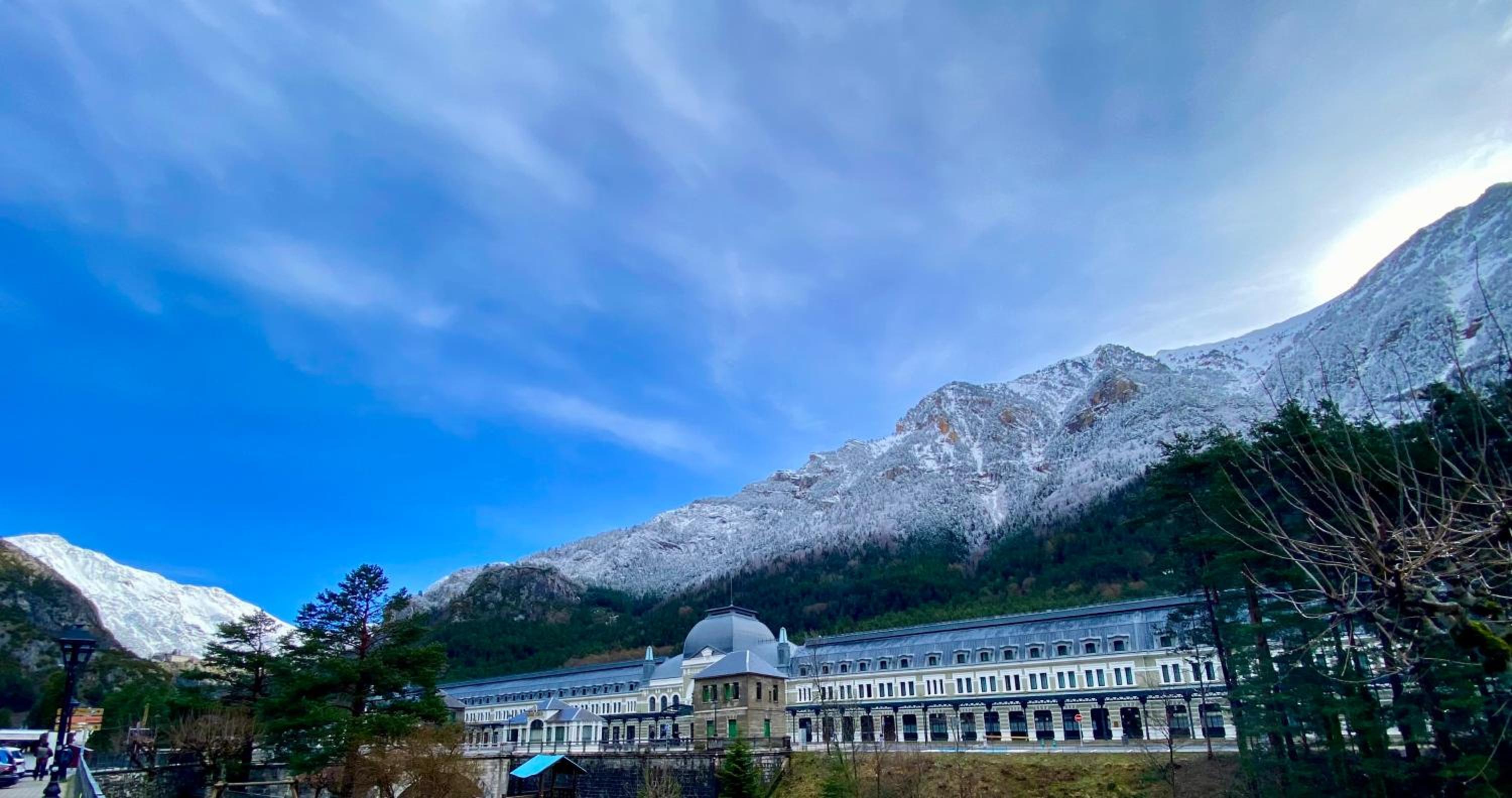 CALMFRANC ático abuhardillado con vistas al río y la montaña Avistamiento de ciervos en Canfranc Pueblo