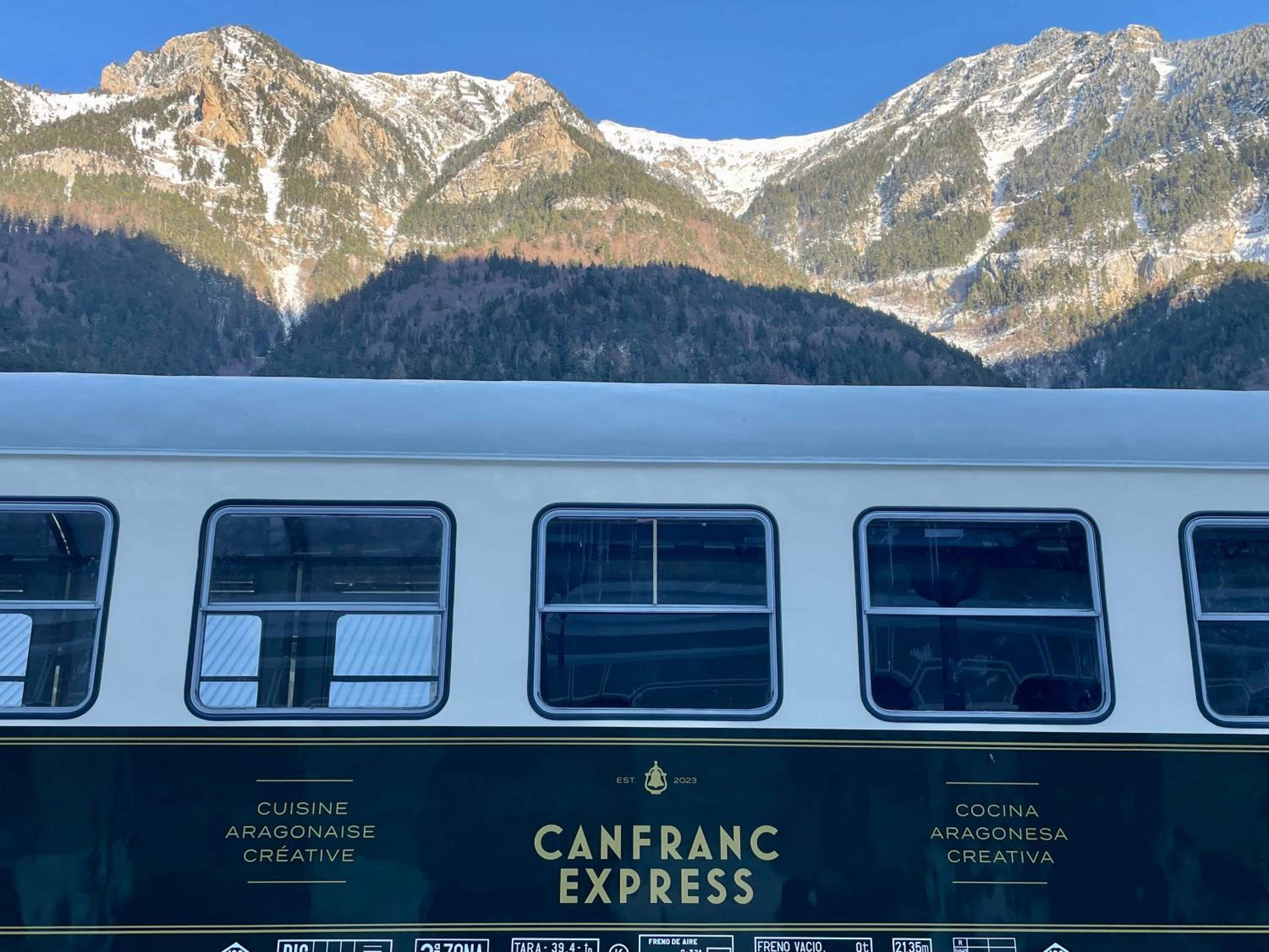 CALMFRANC ático abuhardillado con vistas al río y la montaña Avistamiento de ciervos en Canfranc Pueblo