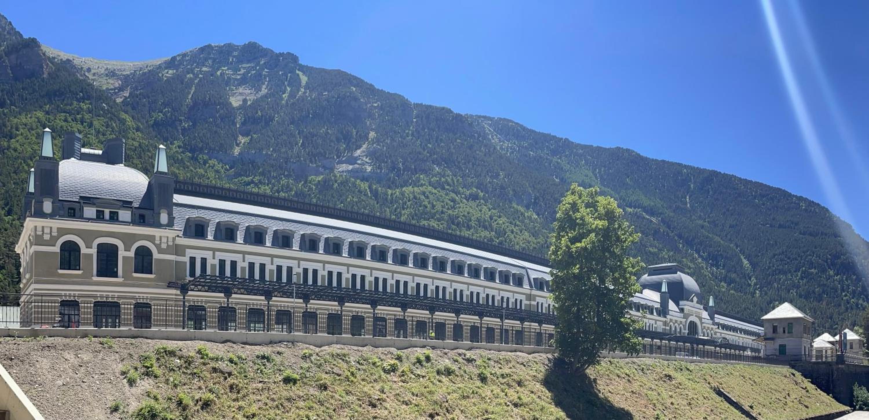 CALMFRANC ático abuhardillado con vistas al río y la montaña Avistamiento de ciervos en Canfranc Pueblo