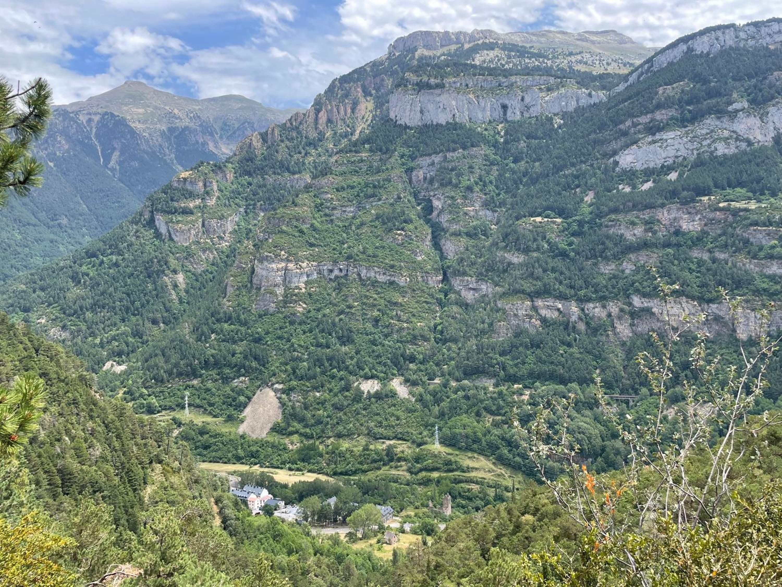CALMFRANC ático abuhardillado con vistas al río y la montaña Avistamiento de ciervos en Canfranc Pueblo