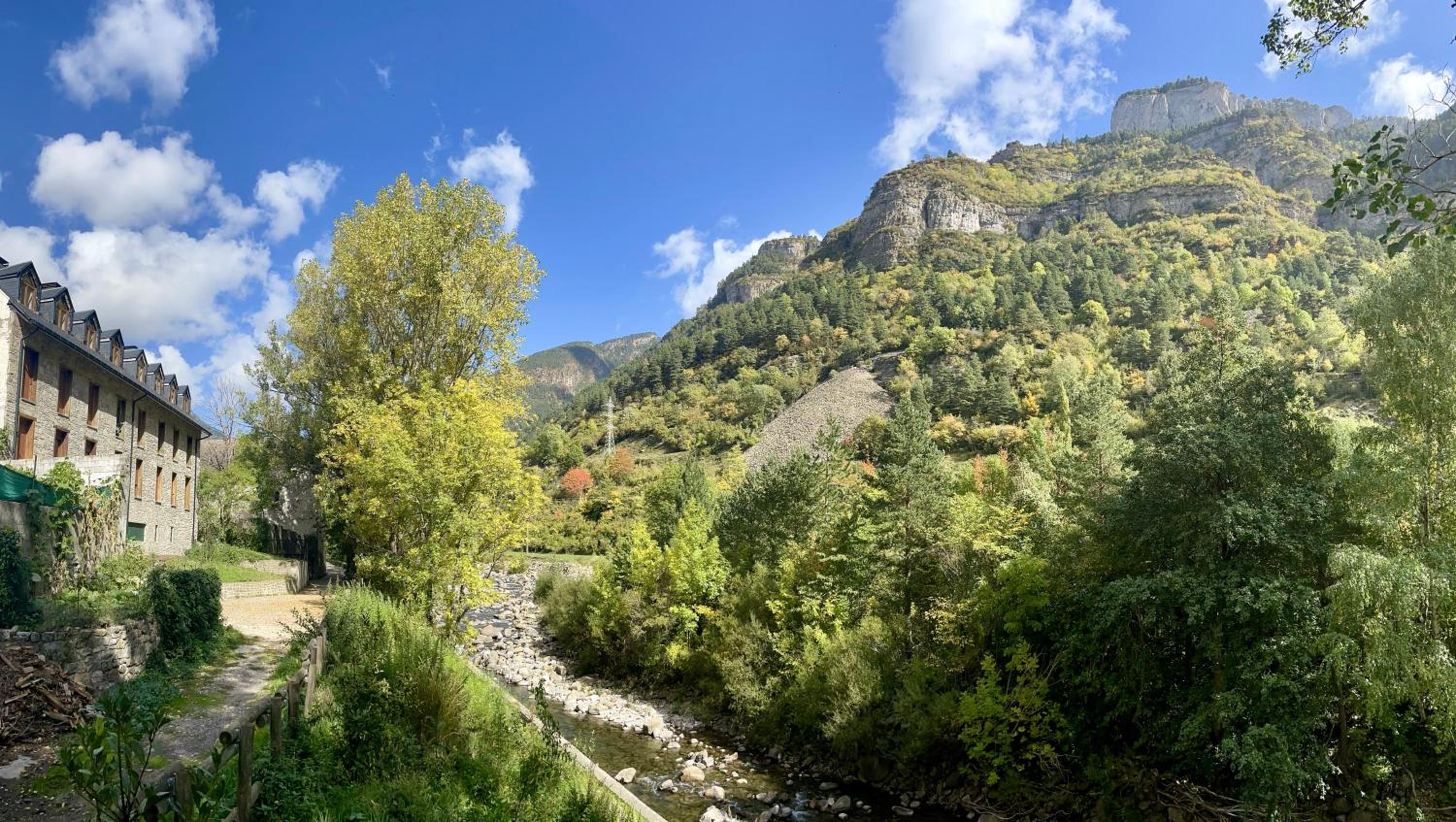 CALMFRANC ático abuhardillado con vistas al río y la montaña Avistamiento de ciervos en Canfranc Pueblo