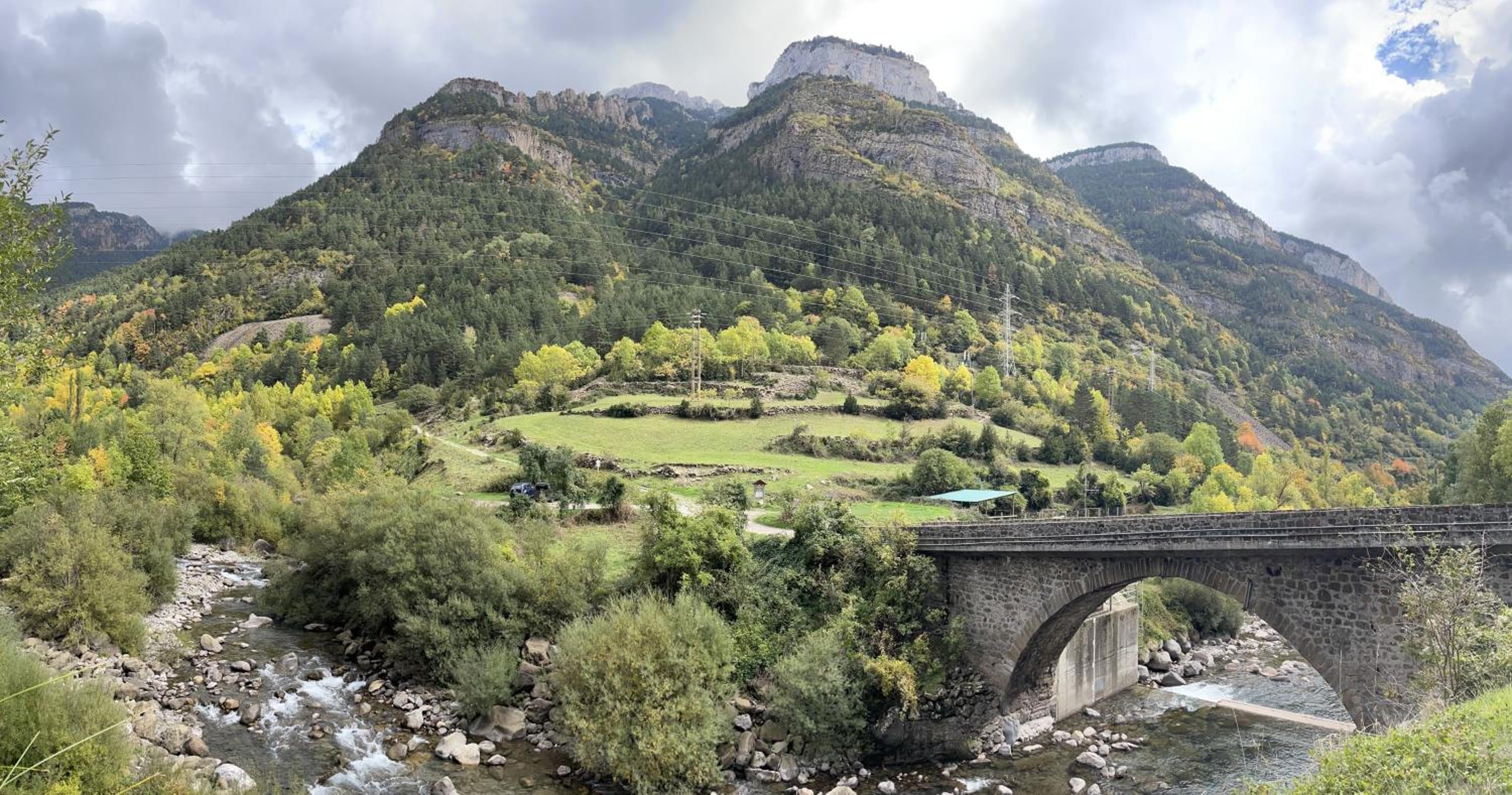 CALMFRANC ático abuhardillado con vistas al río y la montaña Avistamiento de ciervos en Canfranc Pueblo