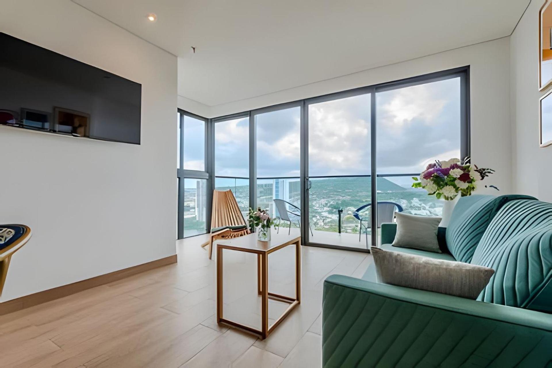 NEW with impressive lagoon view 21st floor