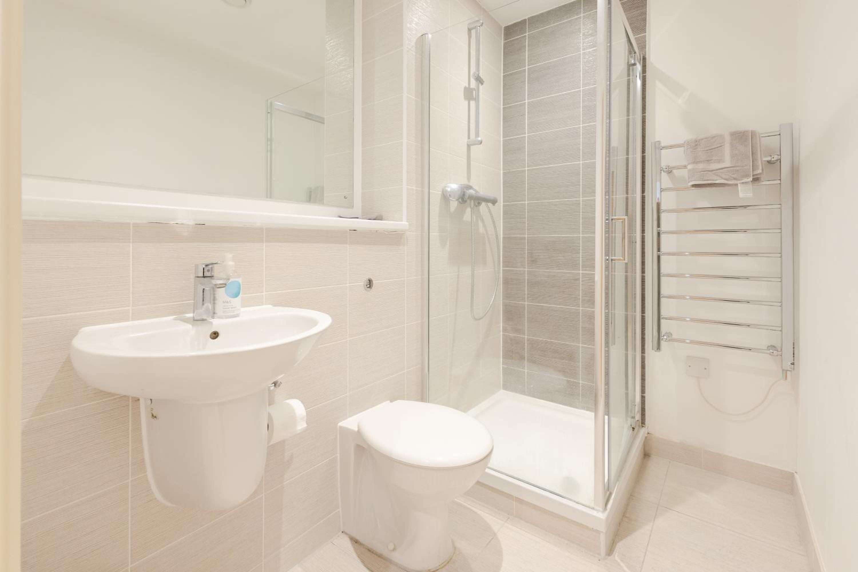 Warm 2 Bedroom Apartment 15 min Walk to Etihad Stadium and City Center view 2