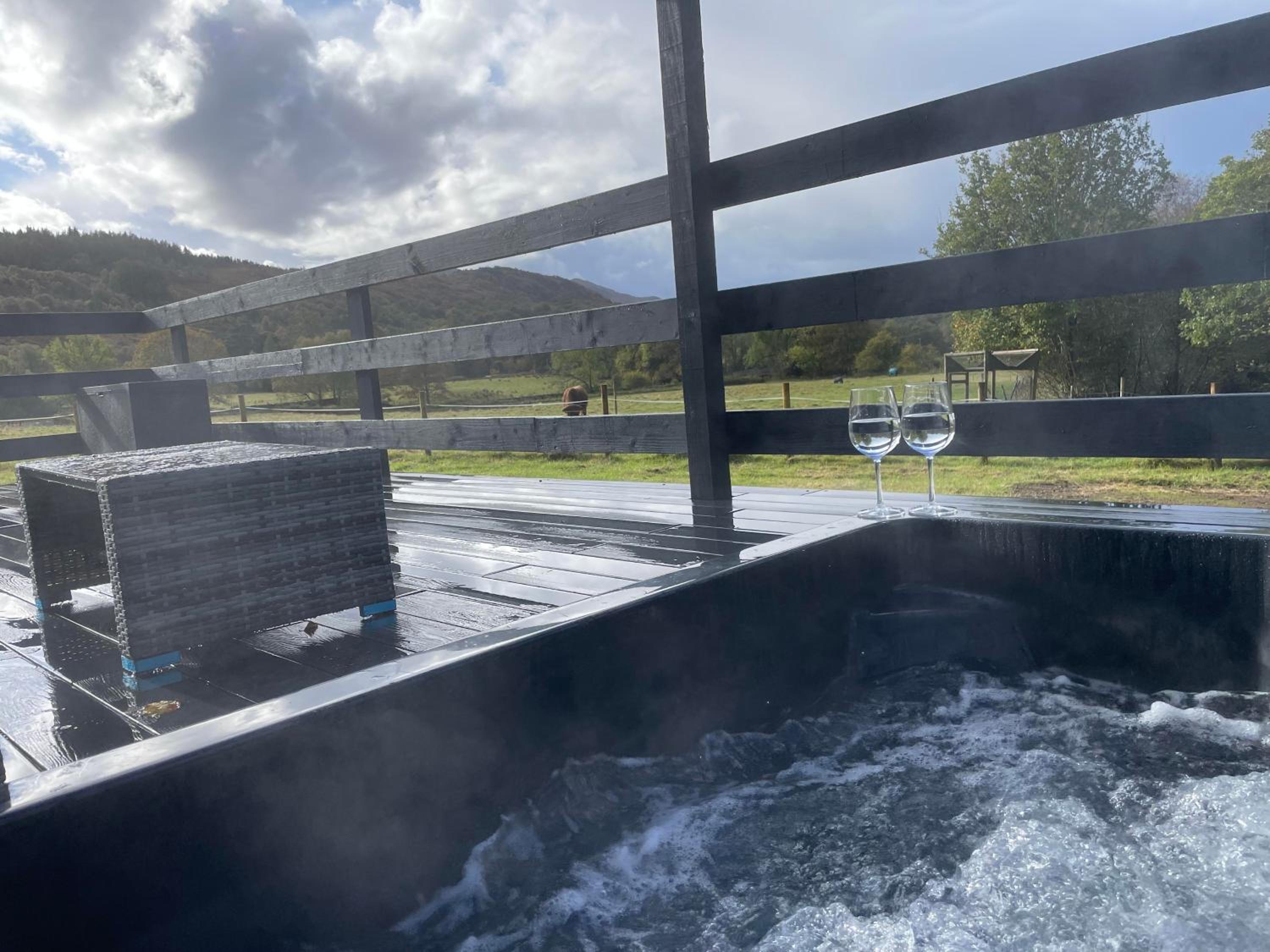 Hotel Riverview Lodge & Luxury Hot Tub - Image 1