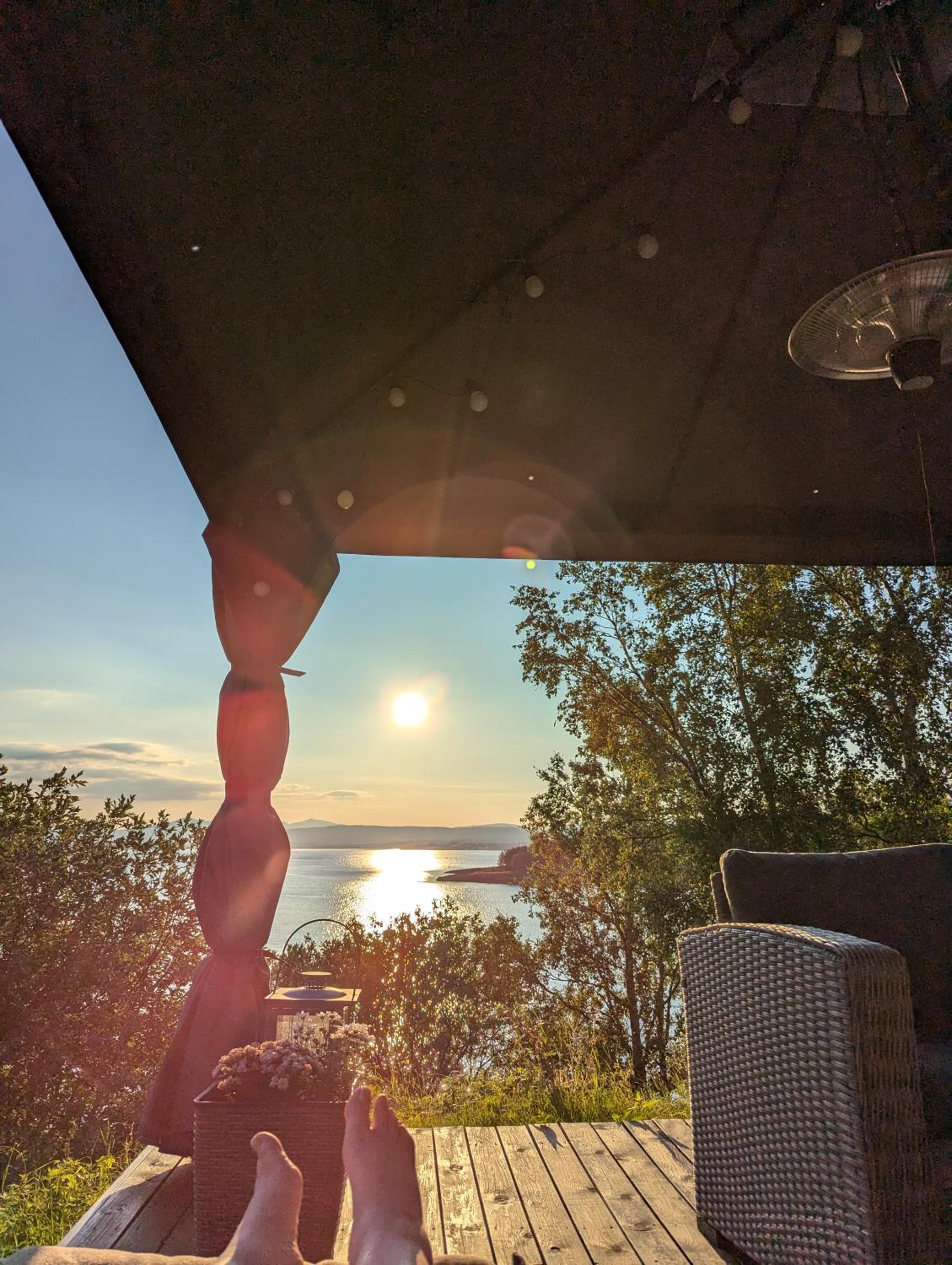 Senja - Charming cottage by the sea with terrace and fantastic view