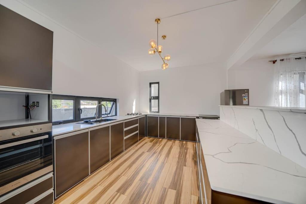 4 King Size Bed Villa with Pool & BBQ Grand Baie view 3