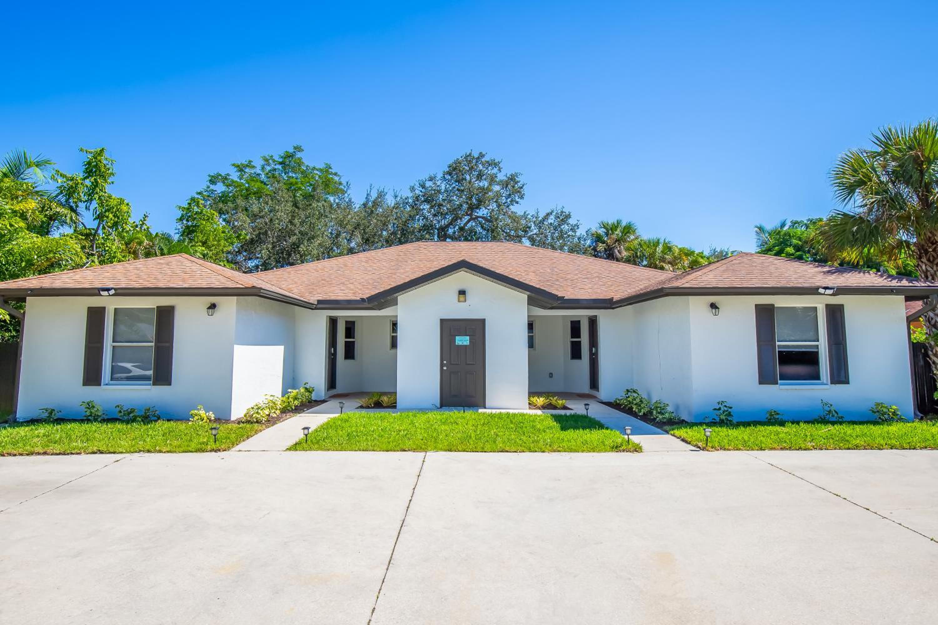 Hotel When in Naples!!! Pool Villa-Attached, 3 miles to the Beach - Image 1