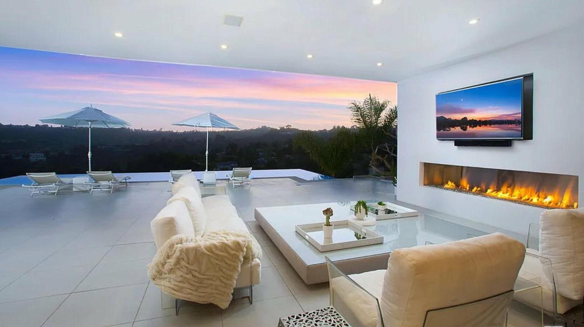 Exquisite 5BR Estate with Pool & Panoramic views view 4