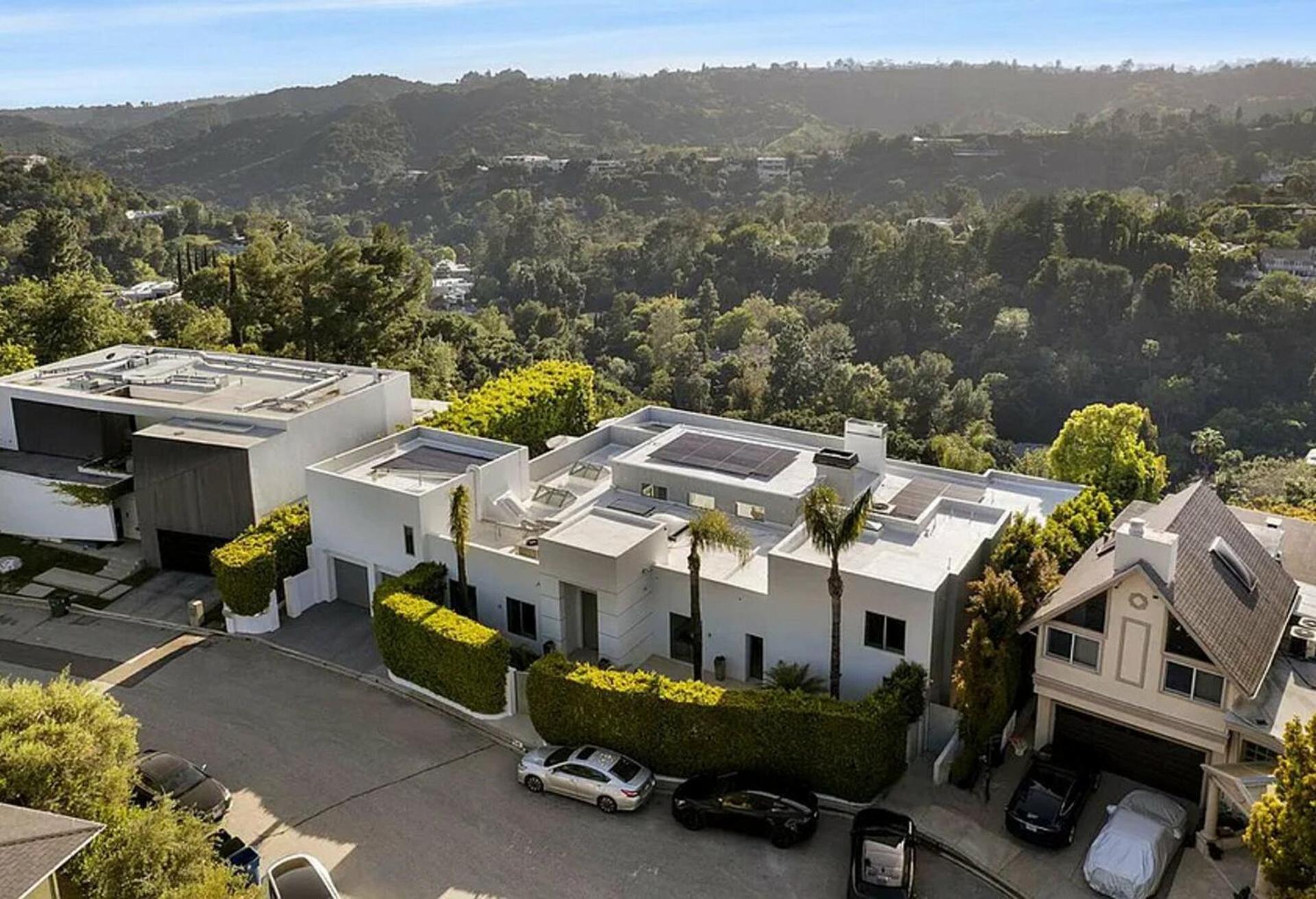 Exquisite 5BR Estate with Pool & Panoramic views view 5
